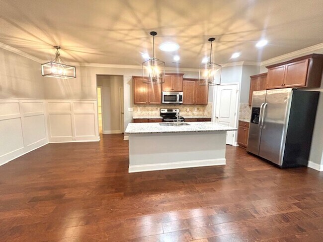 Building Photo - Spacious 4 bedroom, 3 bathroom single fami...