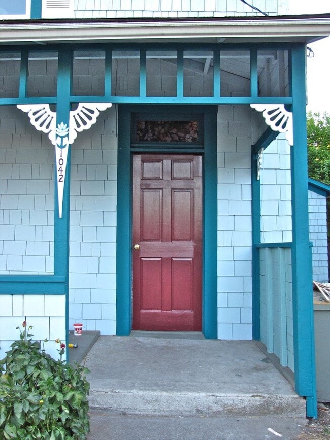 Building Photo - ***PENDING APPLICATIONS***3 Bedroom, 1 Bat...