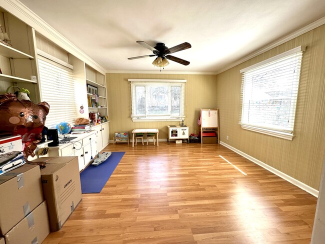 Building Photo - 4940 N Wildwood Ave