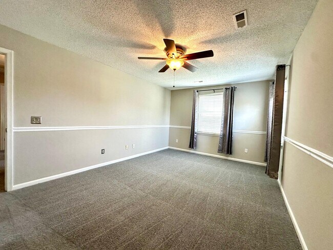 Building Photo - 8425 Hirsch Dr