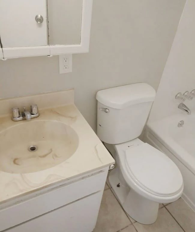 Building Photo - 2 Bed, 1 Bath Duplex