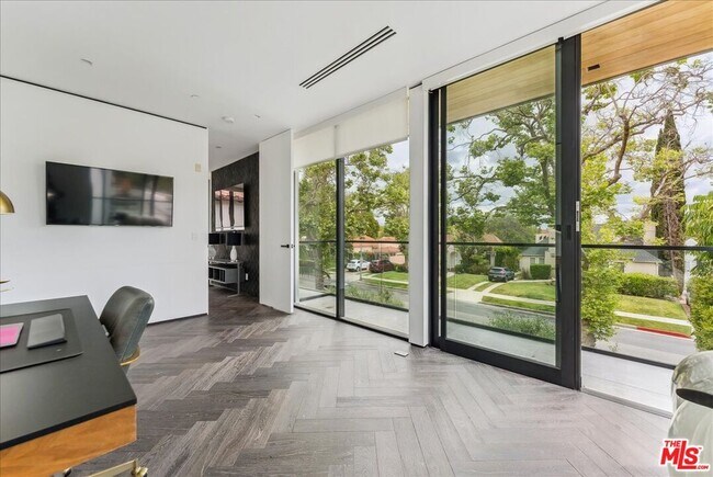 Building Photo - 213 S La Peer Dr