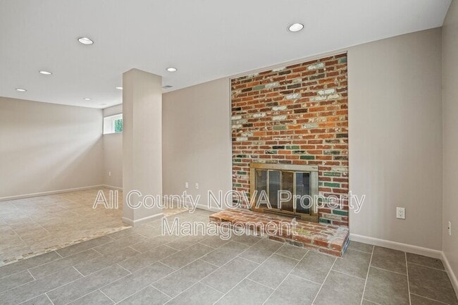 Building Photo - 6428 Earlham Dr