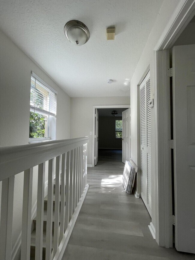 Building Photo - 975 Summit Lake Dr