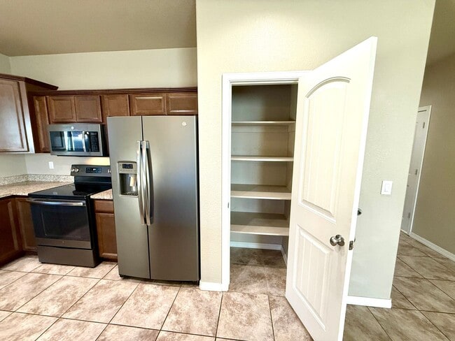 Building Photo - Beautiful 3 Bedroom with 3 Car Garage- Available Now!