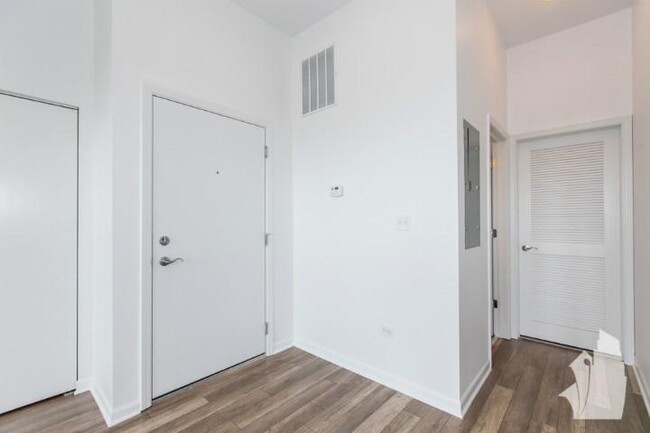 Building Photo - 3 bedroom in Chicago IL 60647