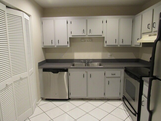 Building Photo - 1065 Manor Dr