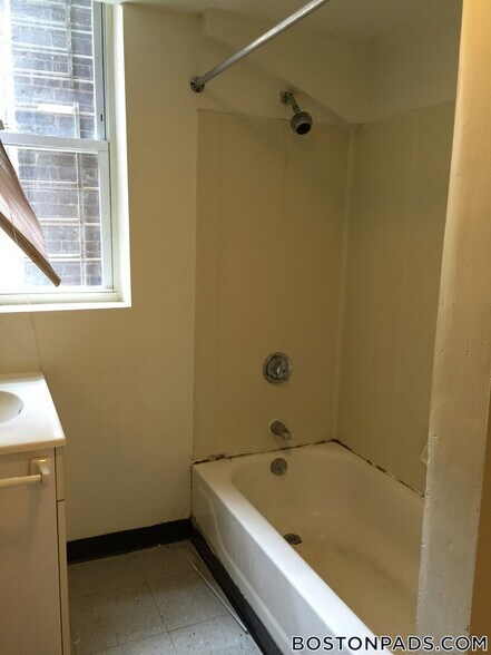 Building Photo - 165 Hemenway St