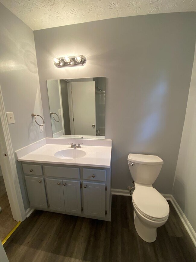 Building Photo - Oakwood Drive (Duplex - 2 Units)