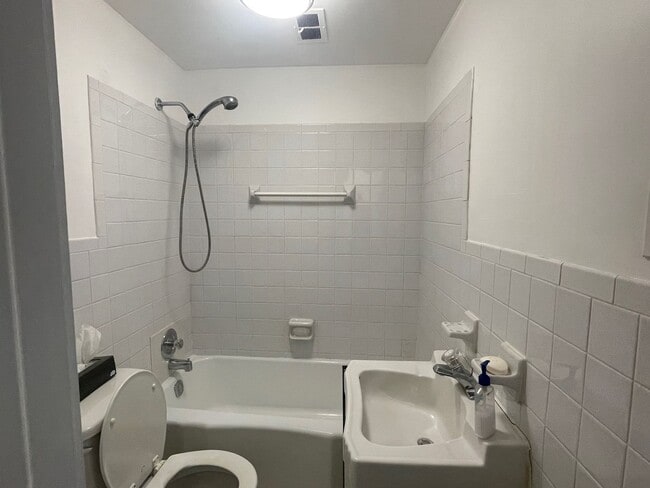Building Photo - Charming 2 Bedroom Townhome in Prime Lanca...