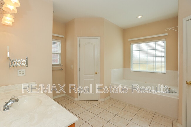 Building Photo - 6454 Norman Ave