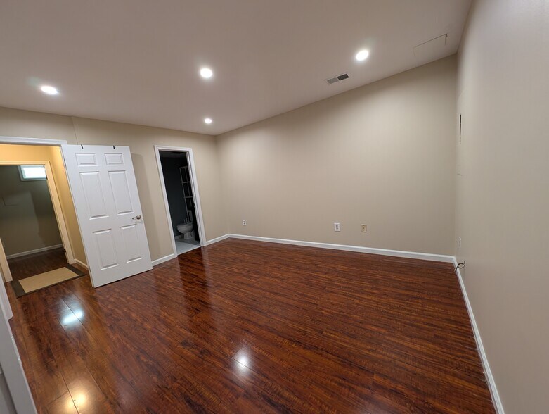 Den - 1181 N Vernon St