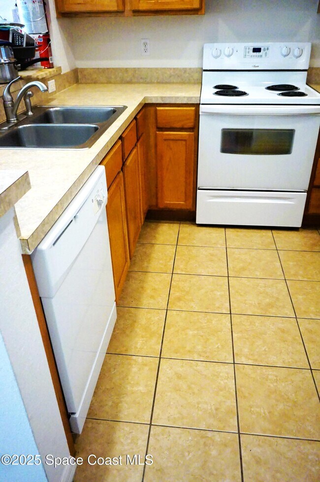 Building Photo - 110 Turpial Way