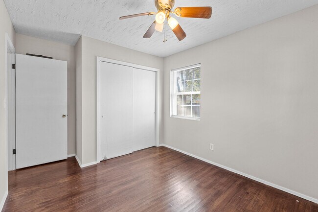 Building Photo - 2021 Fernwood Cir