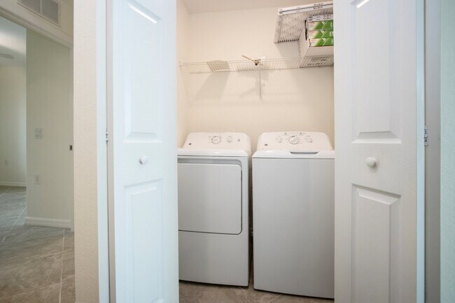 Building Photo - Riverfront Condo - 2 bed - 2 bath for rent