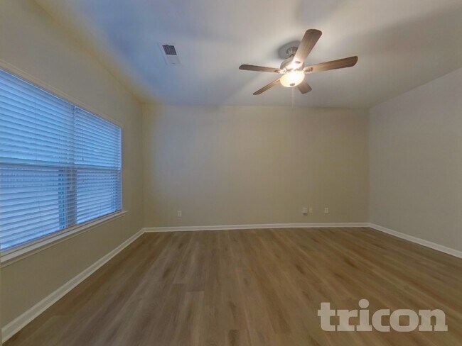 Building Photo - 3333 Lowland Dr