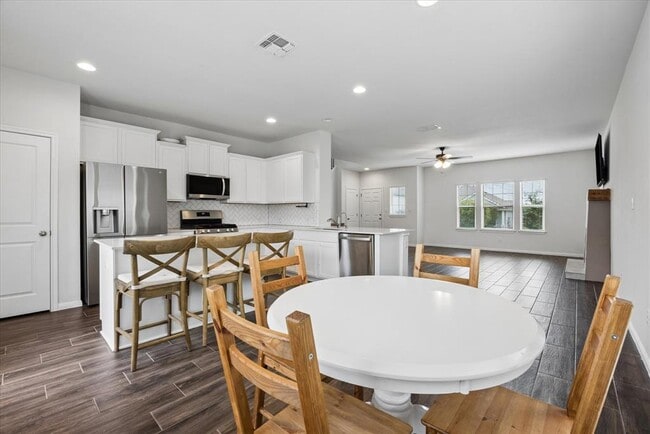 Building Photo - 145 Horsemint Way