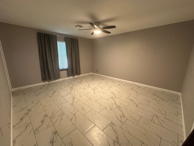 Building Photo - 2 bedroom/2 bath 2nd Floor Condo