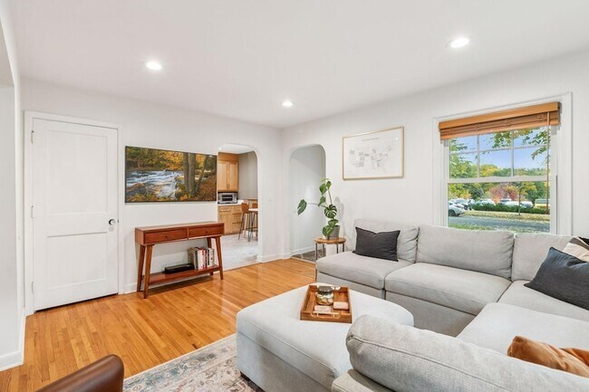 Building Photo - 3040 Hampshire Ave S