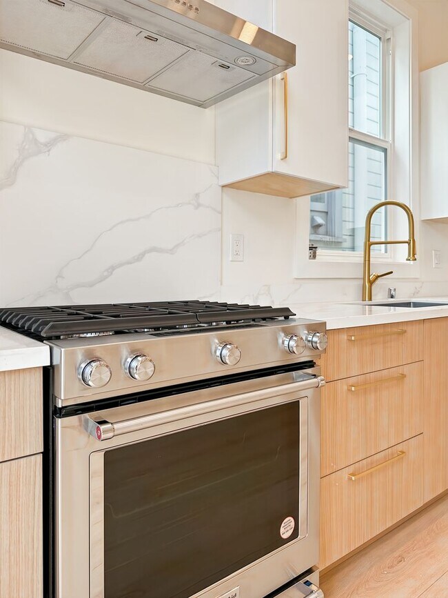 Building Photo - Top-Floor, Remodeled 5BR/2.5BA Victorian Flat, Pet Friendly, Steps from Alamo Square