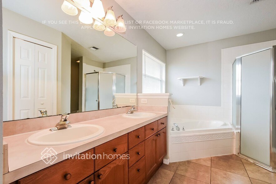 Building Photo - 13518 Biscayne Dr