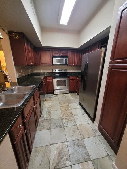 Kitchen - 7575 Kirby Dr