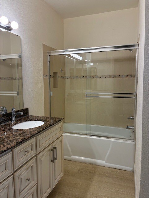 Building Photo - 10 Coralino