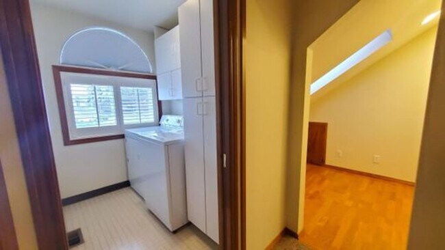 Building Photo - Cedar Mill Hidden Gem!!