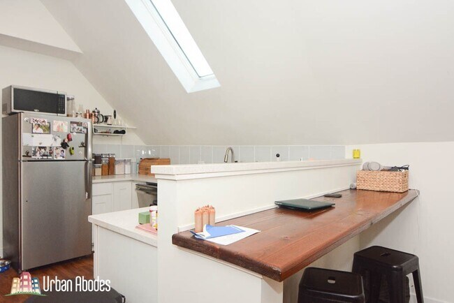 Building Photo - 3031 N Hamlin Ave