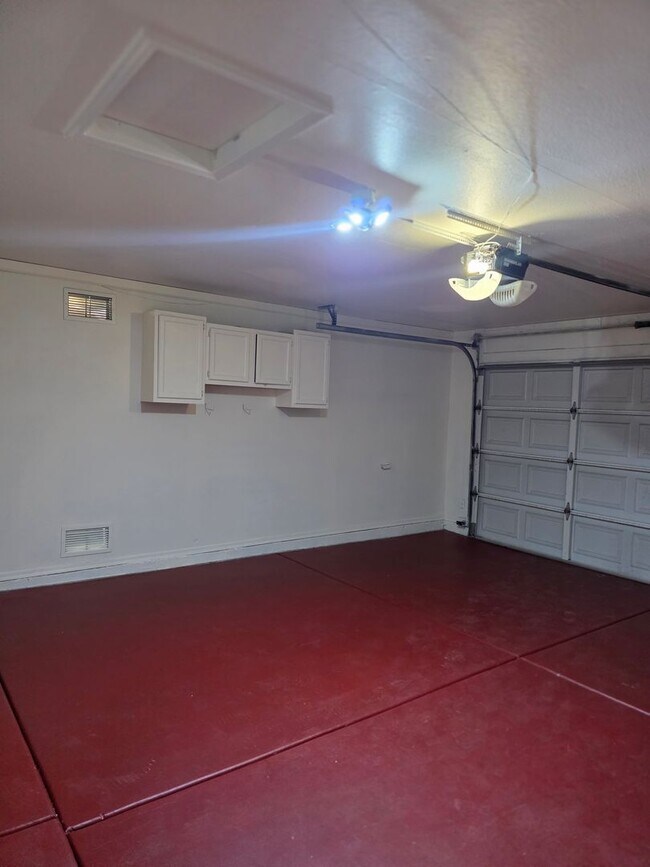 Building Photo - Beautiful 3BR 2BA Home w/ Private Pool • Pool + Covered Patio • Attached Garage in Phoenix