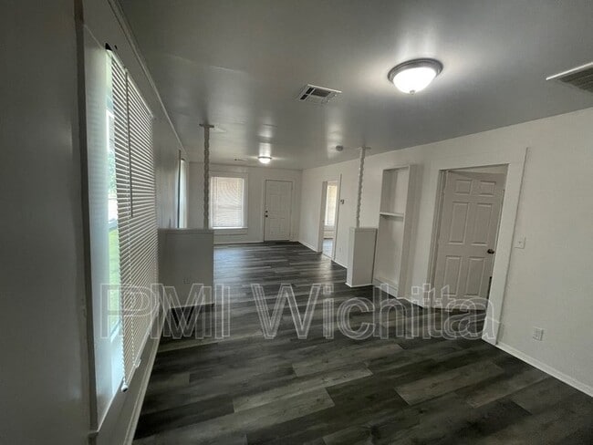 Building Photo - 202 N Ash St