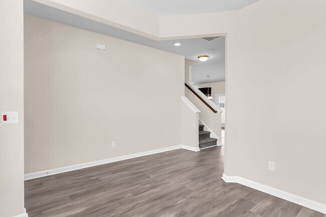 Building Photo - Convenient Location with Modern Amenities