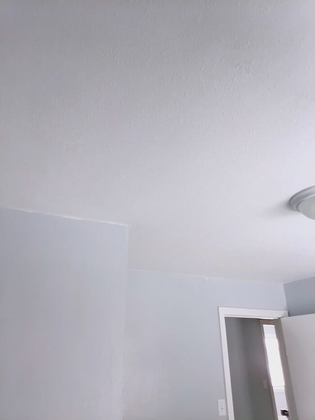 Building Photo - Fully Renovated 2 Bed | Fresh, Clean, Move-In Ready