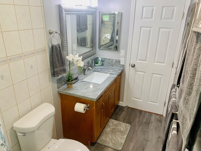 Building Photo - Spacious upstairs unit. Large Living area. Parking Available