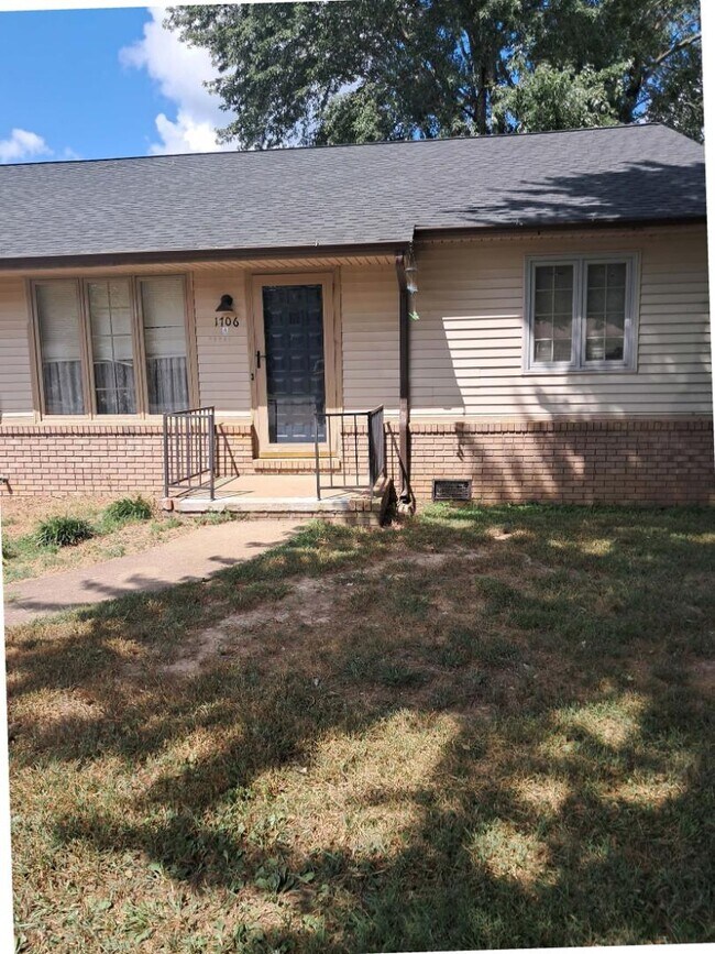 Building Photo - 1706 Ridgewood Dr