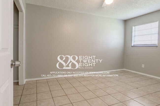 Building Photo - 2 Bed/1 Bath Triplex Home in Noble