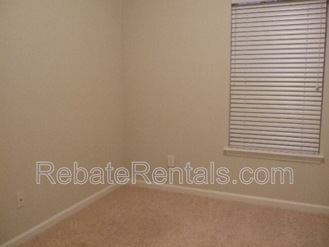 Building Photo - 7002 Roundleaf Dr