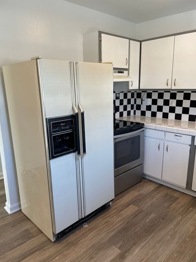 Building Photo - Updated 3 Bed, 1 Bath Upper Unit in Greeley!