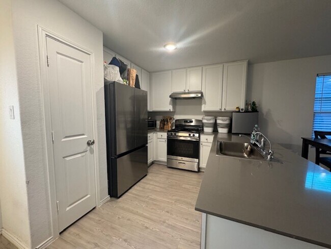 Building Photo - Super Nice with Great Price.  3 Bedroom 2 Bath 1 Story