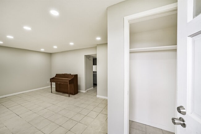 Building Photo - 7059 Chasewood Dr