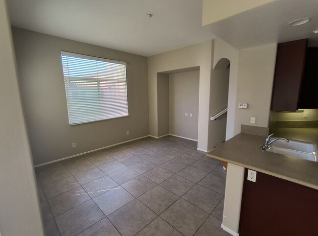 Building Photo - 3BD/3BA Townhouse Near Cal-State San Marcos