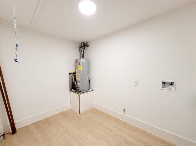 Building Photo - 317 W Houston Ave