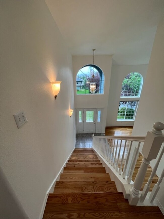 Building Photo - Beautiful 4 Bedroom Eagle River Home!