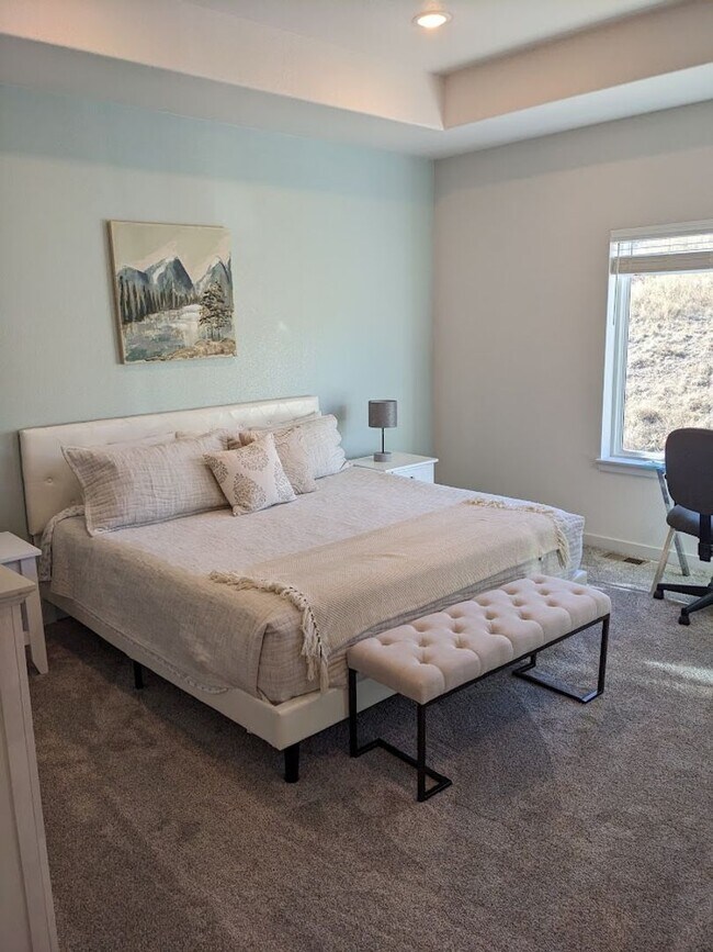 Building Photo - 3 Bed Luxury End Unit Townhome backs to Na...