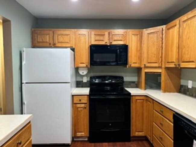 Building Photo - Spacious home