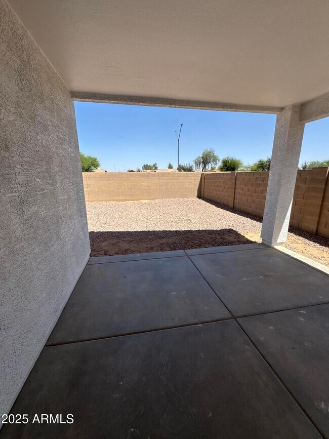 Building Photo - 513 S 115th Dr