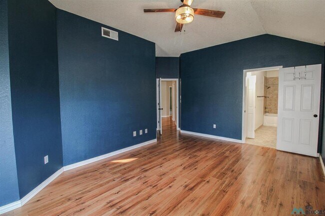 Building Photo - 2140 Northglen Dr