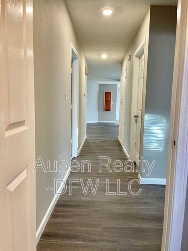 Building Photo - 206 Honey Bee Dr