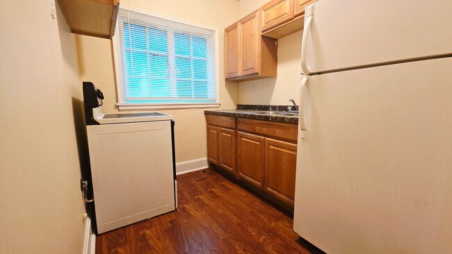 Interior Photo - 1524-1528 Broadway St