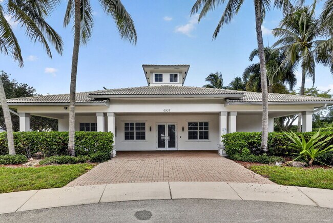 Building Photo - "Charming 2 Bed plus Den, 2-Bath Townhouse with 1500 Sq Ft of Comfort in Greenacres!"